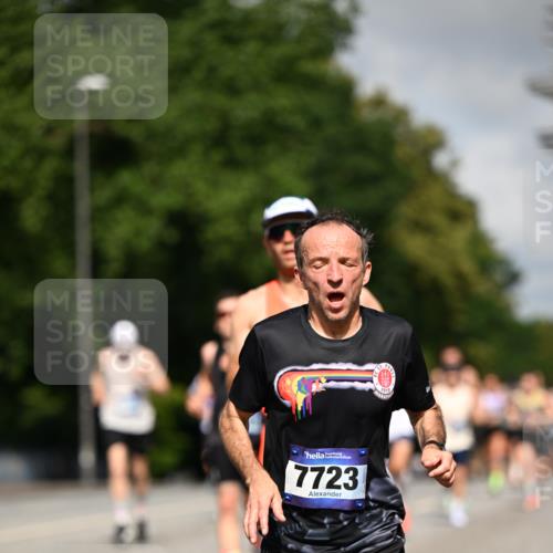 29.06.2025 - hella hamburg halbmarathon Dr. Thomas Lammeyer http://msf.ph/oto/8209001 29.06.2025 09:48:46 Kennedybrücke 1990, 2689, 3043, 4050, 4129, 4679, 4698, 4749, 5070, 5328, 5746, 5826, 6358, 7272, 7481, 7723, 8190, 8209, 8883, 9137, 9381, 9634, 10017, 10171, 11120, 11413 meine-sportfotos.de