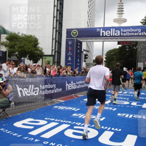 29.06.2025 - hella hamburg halbmarathon Michael Strokosch http://msf.ph/oto/8209003 29.06.2025 10:46:03 Ziel 2189, 4277, 5648, 6532, 8269, 8577, 8871, 11936, 12084, 12269, 14462, 14911, 15149, 17008, 18081, 18185, 19116 meine-sportfotos.de