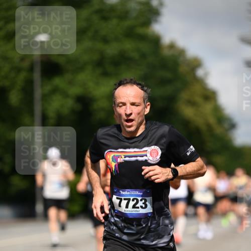 29.06.2025 - hella hamburg halbmarathon Dr. Thomas Lammeyer http://msf.ph/oto/8209012 29.06.2025 09:48:46 Kennedybrücke 1990, 2689, 3043, 4050, 4129, 4679, 4698, 4749, 5070, 5328, 5746, 5826, 6358, 7272, 7481, 7723, 8190, 8209, 8883, 9137, 9381, 9634, 10017, 10171, 11120, 11413 meine-sportfotos.de