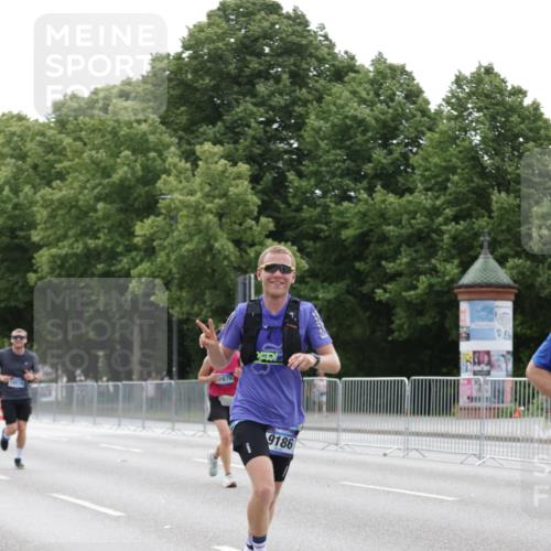 29.06.2025 - hella hamburg halbmarathon Jannik Wohlers http://msf.ph/oto/8209147 29.06.2025 10:26:15 Lombardsbrücke 2643, 4507, 4509, 4844, 6625, 6905, 8079, 9186, 11270, 11740, 12071, 12126, 13264, 14930, 15027, 15807, 15878, 16788, 17300, 17675, 18074, 18087, 18516 meine-sportfotos.de