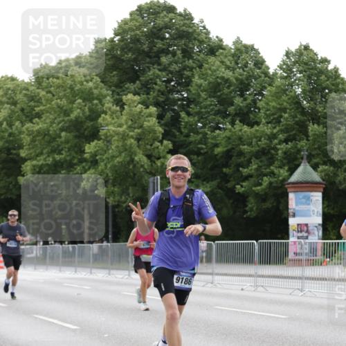 29.06.2025 - hella hamburg halbmarathon Jannik Wohlers http://msf.ph/oto/8209163 29.06.2025 10:26:15 Lombardsbrücke 2643, 4507, 4509, 4844, 6625, 6905, 8079, 9186, 11270, 11740, 12071, 12126, 13264, 14930, 15027, 15807, 15878, 16788, 17300, 17675, 18074, 18087, 18516 meine-sportfotos.de