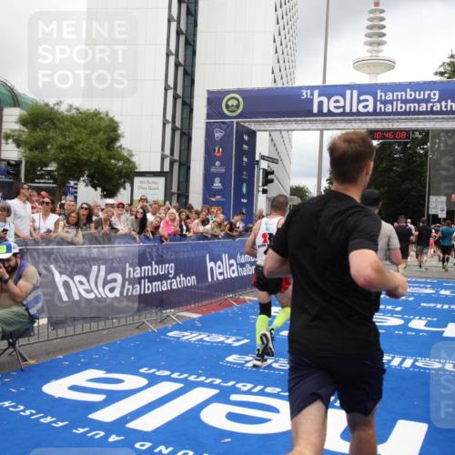 29.06.2025 - hella hamburg halbmarathon Michael Strokosch http://msf.ph/oto/8209263 29.06.2025 10:46:07 Ziel 2189, 5648, 6460, 8269, 9585, 11936, 12084, 12269, 13630, 14462, 14804, 17008, 18081, 18702 meine-sportfotos.de
