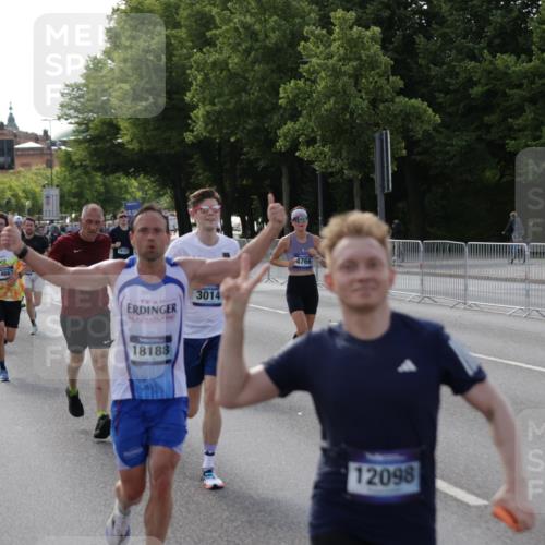 29.06.2025 - hella hamburg halbmarathon Jannik Wohlers http://msf.ph/oto/8209266 29.06.2025 09:48:56 Lombardsbrücke 1603, 2044, 2707, 2745, 2849, 2980, 3014, 3116, 4148, 4766, 5050, 5648, 5889, 6149, 6771, 7109, 7981, 8358, 10369, 11447, 11952, 12088, 12098, 13158, 13190, 13900, 14311, 14667, 14905, 15178, 15328, 15410, 15561, 15991, 16280, 16400, 16816, 17097, 17489, 17722, 17792, 18156, 18188, 18193 meine-sportfotos.de