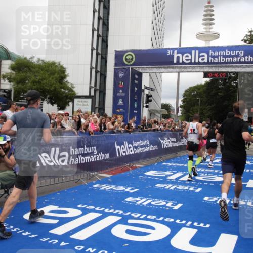 29.06.2025 - hella hamburg halbmarathon Michael Strokosch http://msf.ph/oto/8209290 29.06.2025 10:46:08 Ziel 2189, 5648, 6460, 7961, 8269, 9585, 11936, 12269, 13630, 14462, 14804, 18081, 18702 meine-sportfotos.de