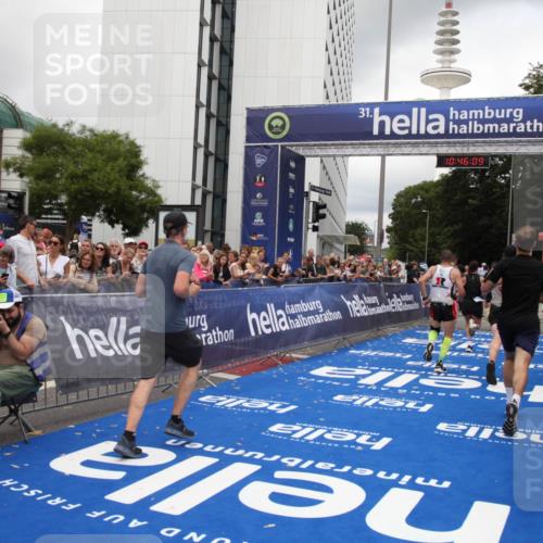 29.06.2025 - hella hamburg halbmarathon Michael Strokosch http://msf.ph/oto/8209299 29.06.2025 10:46:08 Ziel 2189, 5648, 6460, 7961, 8269, 9585, 11936, 12269, 13630, 14462, 14804, 18081, 18702 meine-sportfotos.de