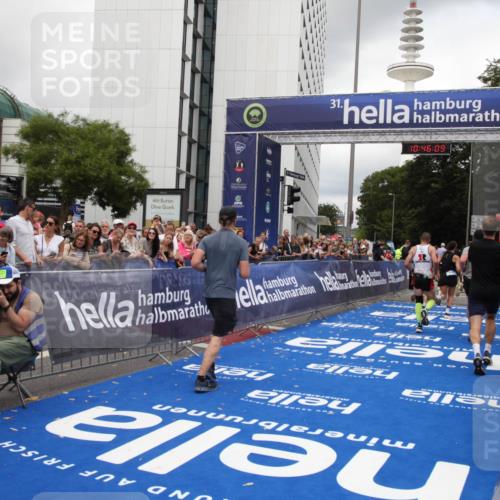 29.06.2025 - hella hamburg halbmarathon Michael Strokosch http://msf.ph/oto/8209310 29.06.2025 10:46:08 Ziel 2189, 5648, 6460, 7961, 8269, 9585, 11936, 12269, 13630, 14462, 14804, 18081, 18702 meine-sportfotos.de