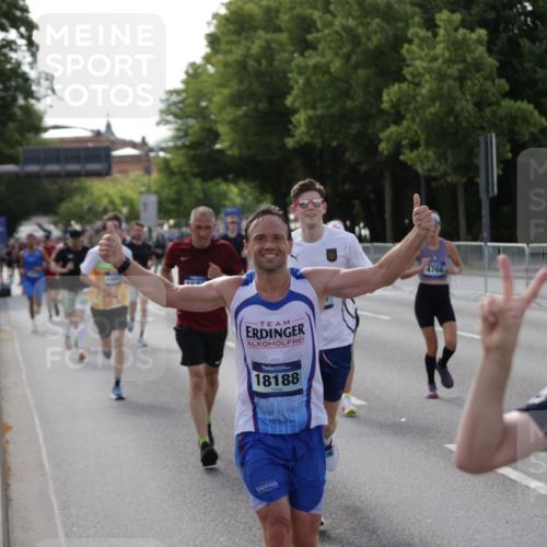 29.06.2025 - hella hamburg halbmarathon Jannik Wohlers http://msf.ph/oto/8209321 29.06.2025 09:48:56 Lombardsbrücke 1603, 2044, 2707, 2745, 2849, 2980, 3014, 3116, 4148, 4766, 5050, 5648, 5889, 6149, 6771, 7109, 7981, 8358, 10369, 11447, 11952, 12088, 12098, 13158, 13190, 13900, 14311, 14667, 14905, 15178, 15328, 15410, 15561, 15991, 16280, 16400, 16816, 17097, 17489, 17722, 17792, 18156, 18188, 18193 meine-sportfotos.de