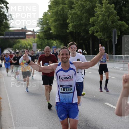 29.06.2025 - hella hamburg halbmarathon Jannik Wohlers http://msf.ph/oto/8209377 29.06.2025 09:48:56 Lombardsbrücke 1603, 2044, 2707, 2745, 2849, 2980, 3014, 3116, 4148, 4766, 5050, 5648, 5889, 6149, 6771, 7109, 7981, 8358, 10369, 11447, 11952, 12088, 12098, 13158, 13190, 13900, 14311, 14667, 14905, 15178, 15328, 15410, 15561, 15991, 16280, 16400, 16816, 17097, 17489, 17722, 17792, 18156, 18188, 18193 meine-sportfotos.de