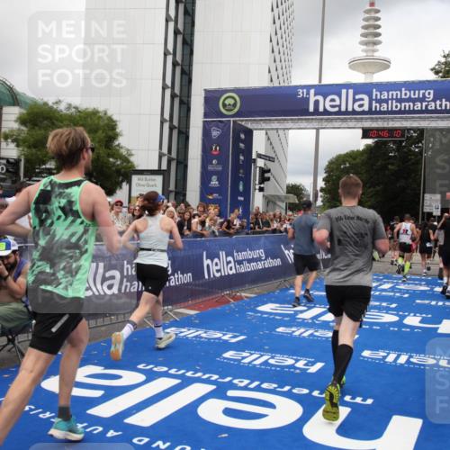 29.06.2025 - hella hamburg halbmarathon Michael Strokosch http://msf.ph/oto/8209384 29.06.2025 10:46:09 Ziel 2189, 2707, 5648, 6460, 7961, 8269, 9585, 11125, 11936, 12269, 13630, 14462, 14804, 16136, 16466, 16475, 18081, 18702 meine-sportfotos.de