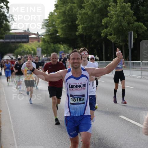 29.06.2025 - hella hamburg halbmarathon Jannik Wohlers http://msf.ph/oto/8209432 29.06.2025 09:48:56 Lombardsbrücke 1603, 2044, 2707, 2745, 2849, 2980, 3014, 3116, 4148, 4766, 5050, 5648, 5889, 6149, 6771, 7109, 7981, 8358, 10369, 11447, 11952, 12088, 12098, 13158, 13190, 13900, 14311, 14667, 14905, 15178, 15328, 15410, 15561, 15991, 16280, 16400, 16816, 17097, 17489, 17722, 17792, 18156, 18188, 18193 meine-sportfotos.de
