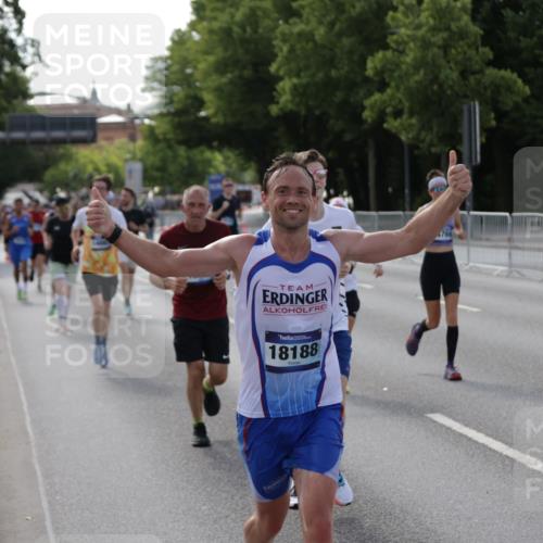 29.06.2025 - hella hamburg halbmarathon Jannik Wohlers http://msf.ph/oto/8209533 29.06.2025 09:48:56 Lombardsbrücke 1603, 2044, 2707, 2745, 2849, 2980, 3014, 3116, 4148, 4766, 5050, 5648, 5889, 6149, 6771, 7109, 7981, 8358, 10369, 11447, 11952, 12088, 12098, 13158, 13190, 13900, 14311, 14667, 14905, 15178, 15328, 15410, 15561, 15991, 16280, 16400, 16816, 17097, 17489, 17722, 17792, 18156, 18188, 18193 meine-sportfotos.de