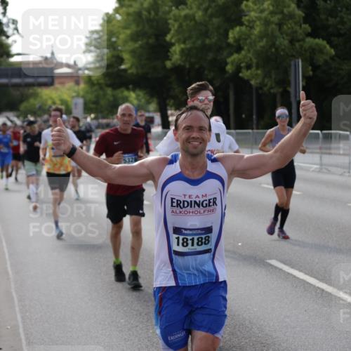 29.06.2025 - hella hamburg halbmarathon Jannik Wohlers http://msf.ph/oto/8209634 29.06.2025 09:48:56 Lombardsbrücke 1603, 2044, 2707, 2745, 2849, 2980, 3014, 3116, 4148, 4766, 5050, 5648, 5889, 6149, 6771, 7109, 7981, 8358, 10369, 11447, 11952, 12088, 12098, 13158, 13190, 13900, 14311, 14667, 14905, 15178, 15328, 15410, 15561, 15991, 16280, 16400, 16816, 17097, 17489, 17722, 17792, 18156, 18188, 18193 meine-sportfotos.de