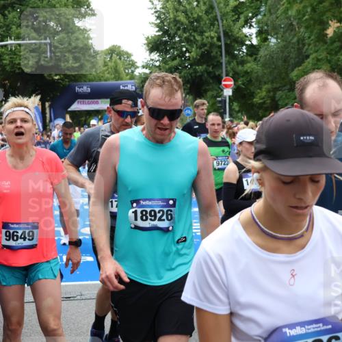 29.06.2025 - hella hamburg halbmarathon Zöllner http://msf.ph/oto/8209638 29.06.2025 10:49:53 Ziel 4017, 5460, 6125, 8455, 9126, 9200, 9551, 9597, 9723, 9924, 11975, 13159, 13463, 14794, 16800, 17753, 19109, 19122 meine-sportfotos.de
