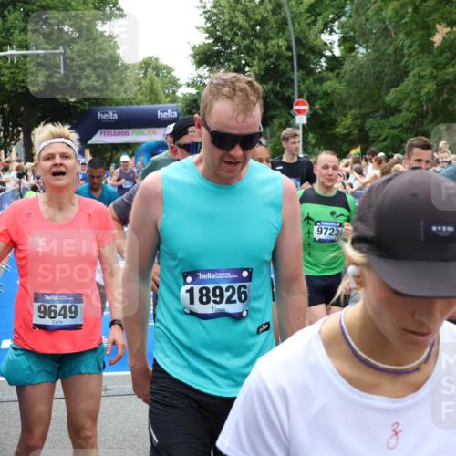 29.06.2025 - hella hamburg halbmarathon Zöllner http://msf.ph/oto/8209688 29.06.2025 10:49:53 Ziel 4017, 5460, 6125, 8455, 9126, 9200, 9551, 9597, 9723, 9924, 11975, 13159, 13463, 14794, 16800, 17753, 19109, 19122 meine-sportfotos.de