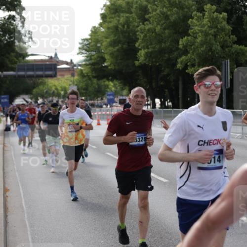 29.06.2025 - hella hamburg halbmarathon Jannik Wohlers http://msf.ph/oto/8209702 29.06.2025 09:48:57 Lombardsbrücke 2044, 2707, 2745, 2750, 2849, 2980, 3014, 3116, 4148, 4766, 5050, 5648, 5889, 6149, 6771, 7109, 7981, 8358, 10369, 11447, 11952, 12088, 12098, 13158, 13190, 13900, 14311, 14359, 14667, 14905, 15328, 15410, 15561, 15991, 16400, 16816, 17097, 17722, 17792, 18156, 18183, 18188, 18193 meine-sportfotos.de
