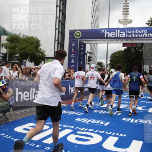 29.06.2025 - hella hamburg halbmarathon Michael Strokosch http://msf.ph/oto/8209716 29.06.2025 10:46:14 Ziel 1569, 1759, 2590, 2707, 3087, 6388, 7450, 7961, 9585, 10796, 11094, 11125, 13630, 16136, 16466, 16475, 18702, 18797 meine-sportfotos.de