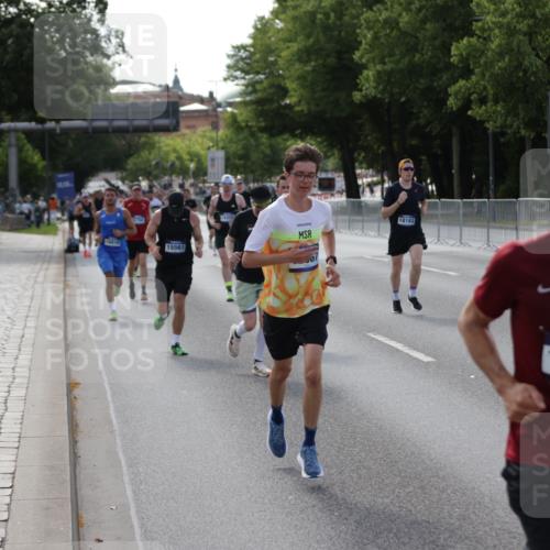 29.06.2025 - hella hamburg halbmarathon Jannik Wohlers http://msf.ph/oto/8209737 29.06.2025 09:48:58 Lombardsbrücke 2044, 2745, 2750, 2849, 2980, 3014, 3116, 4148, 4766, 5050, 5648, 5889, 6149, 6771, 7109, 8358, 10369, 11952, 12098, 13158, 13190, 13900, 14311, 14359, 14667, 14905, 15328, 15410, 15561, 15991, 16400, 16816, 17097, 17722, 17792, 18156, 18183, 18188, 18193 meine-sportfotos.de