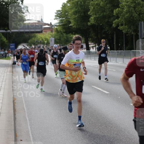 29.06.2025 - hella hamburg halbmarathon Jannik Wohlers http://msf.ph/oto/8209744 29.06.2025 09:48:58 Lombardsbrücke 2044, 2745, 2750, 2849, 2980, 3014, 3116, 4148, 4766, 5050, 5648, 5889, 6149, 6771, 7109, 8358, 10369, 11952, 12098, 13158, 13190, 13900, 14311, 14359, 14667, 14905, 15328, 15410, 15561, 15991, 16400, 16816, 17097, 17722, 17792, 18156, 18183, 18188, 18193 meine-sportfotos.de