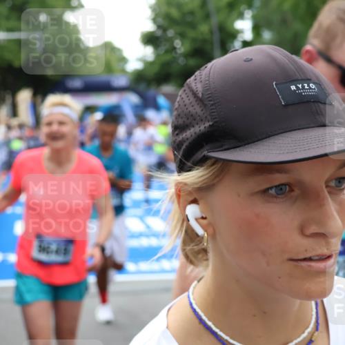 29.06.2025 - hella hamburg halbmarathon Zöllner http://msf.ph/oto/8209788 29.06.2025 10:49:54 Ziel 2540, 4017, 5460, 6125, 8455, 9126, 9200, 9491, 9597, 9924, 11975, 12527, 13463, 16800, 16887, 17753, 19109, 19122 meine-sportfotos.de