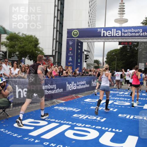 29.06.2025 - hella hamburg halbmarathon Michael Strokosch http://msf.ph/oto/8209880 29.06.2025 10:46:17 Ziel 1569, 1759, 2048, 2590, 2707, 3056, 3087, 4949, 6388, 7450, 7961, 9497, 10796, 11094, 11125, 16136, 16466, 16475, 17190, 18797 meine-sportfotos.de