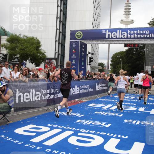 29.06.2025 - hella hamburg halbmarathon Michael Strokosch http://msf.ph/oto/8209905 29.06.2025 10:46:17 Ziel 1569, 1759, 2048, 2590, 2707, 3056, 3087, 4949, 6388, 7450, 7961, 9497, 10796, 11094, 11125, 16136, 16466, 16475, 17190, 18797 meine-sportfotos.de