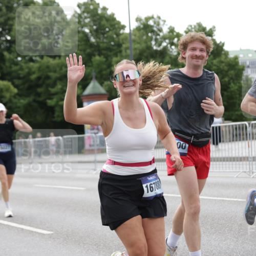 29.06.2025 - hella hamburg halbmarathon Jannik Wohlers http://msf.ph/oto/8209932 29.06.2025 10:26:20 Lombardsbrücke 1973, 2643, 4507, 4509, 6625, 7069, 8079, 9186, 11270, 11740, 12071, 15027, 15807, 15878, 16788, 17300, 17675, 18074, 18516, 18962 meine-sportfotos.de