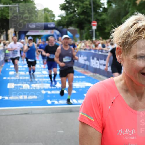 29.06.2025 - hella hamburg halbmarathon Zöllner http://msf.ph/oto/8209954 29.06.2025 10:49:57 Ziel 2540, 4017, 5460, 8454, 8455, 9126, 9200, 9491, 9597, 12527, 12733, 13463, 16716, 16732, 16800, 16887, 19109, 19122 meine-sportfotos.de