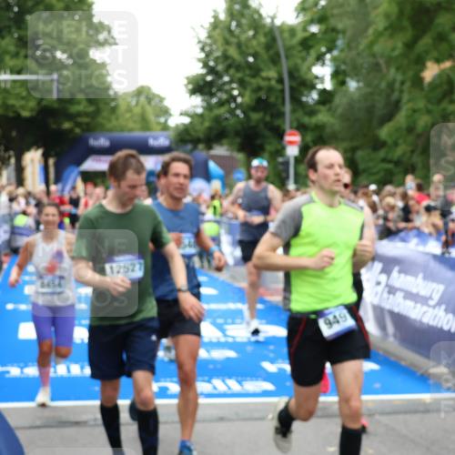 29.06.2025 - hella hamburg halbmarathon Zöllner http://msf.ph/oto/8210001 29.06.2025 10:50:03 Ziel 1216, 1321, 2020, 2540, 3692, 3852, 7100, 7657, 8454, 9213, 9491, 12271, 12527, 12733, 13225, 13758, 16403, 16716, 16732, 16887, 18884, 19112 meine-sportfotos.de