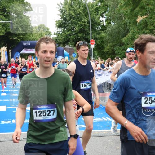 29.06.2025 - hella hamburg halbmarathon Zöllner http://msf.ph/oto/8210047 29.06.2025 10:50:05 Ziel 1216, 1321, 2020, 3692, 3852, 7100, 7657, 9031, 9213, 9303, 9965, 12271, 13225, 13758, 16403, 16716, 18884, 19112 meine-sportfotos.de