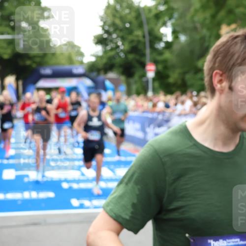 29.06.2025 - hella hamburg halbmarathon Zöllner http://msf.ph/oto/8210118 29.06.2025 10:50:06 Ziel 1216, 1321, 1507, 2020, 3562, 3692, 3852, 7100, 7657, 9031, 9213, 9303, 9965, 12203, 12271, 13225, 13758, 14257, 16403, 18228, 18657, 18658, 18884, 19112 meine-sportfotos.de