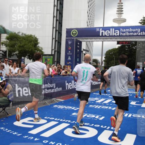 29.06.2025 - hella hamburg halbmarathon Michael Strokosch http://msf.ph/oto/8210132 29.06.2025 10:46:20 Ziel 1569, 2048, 2590, 3056, 4949, 6388, 6691, 7450, 9497, 10796, 11094, 14200, 14262, 17190, 18118, 18797 meine-sportfotos.de