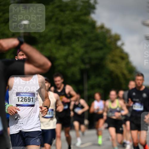 29.06.2025 - hella hamburg halbmarathon Dr. Thomas Lammeyer http://msf.ph/oto/8210179 29.06.2025 09:48:51 Kennedybrücke 57, 1686, 1707, 1990, 2689, 4050, 4129, 4679, 4698, 4749, 5187, 5826, 6358, 7481, 7723, 7880, 7965, 8190, 8883, 9634, 10017, 10876, 11120, 11413 meine-sportfotos.de