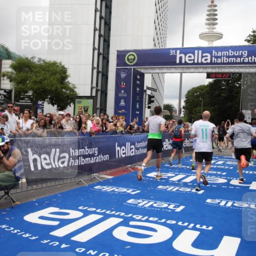 29.06.2025 - hella hamburg halbmarathon Michael Strokosch http://msf.ph/oto/8210180 29.06.2025 10:46:21 Ziel 1569, 1600, 2048, 2590, 3056, 4949, 6388, 6691, 8142, 9497, 10796, 11094, 14200, 14262, 17190, 18118, 18797 meine-sportfotos.de