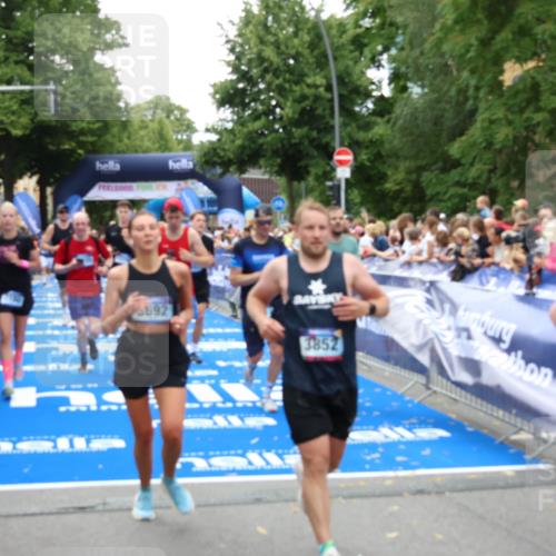 29.06.2025 - hella hamburg halbmarathon Zöllner http://msf.ph/oto/8210249 29.06.2025 10:50:07 Ziel 1216, 1321, 1507, 2020, 3562, 3692, 3852, 7100, 7657, 8313, 9031, 9213, 9303, 9965, 12203, 12271, 13225, 13282, 13758, 14257, 16403, 18228, 18657, 18658, 18884, 19112 meine-sportfotos.de