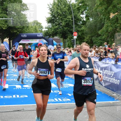 29.06.2025 - hella hamburg halbmarathon Zöllner http://msf.ph/oto/8210298 29.06.2025 10:50:07 Ziel 1216, 1321, 1507, 2020, 3562, 3692, 3852, 7100, 7657, 8313, 9031, 9213, 9303, 9965, 12203, 12271, 13225, 13282, 13758, 14257, 16403, 18228, 18657, 18658, 18884, 19112 meine-sportfotos.de