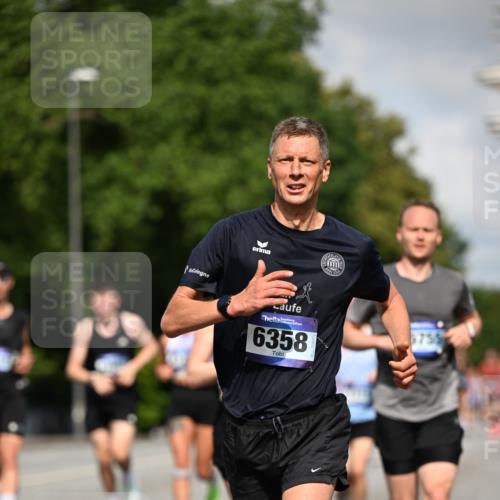 29.06.2025 - hella hamburg halbmarathon Dr. Thomas Lammeyer http://msf.ph/oto/8210362 29.06.2025 09:48:54 Kennedybrücke 57, 1686, 1707, 1990, 2689, 4050, 4129, 4679, 4698, 4749, 5187, 5550, 5826, 6358, 6878, 7481, 7723, 7880, 7965, 8190, 9634, 10017, 10876, 11120 meine-sportfotos.de
