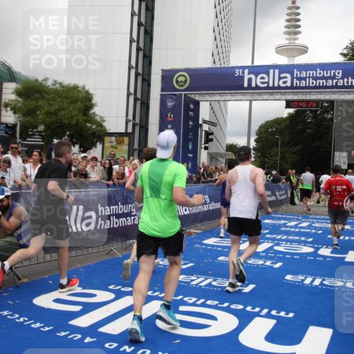 29.06.2025 - hella hamburg halbmarathon Michael Strokosch http://msf.ph/oto/8210381 29.06.2025 10:46:25 Ziel 1600, 2222, 2842, 3056, 6421, 6691, 7335, 8142, 9497, 11185, 11773, 12171, 12651, 13698, 14045, 14200, 14262, 16127, 18118, 18211, 18637 meine-sportfotos.de