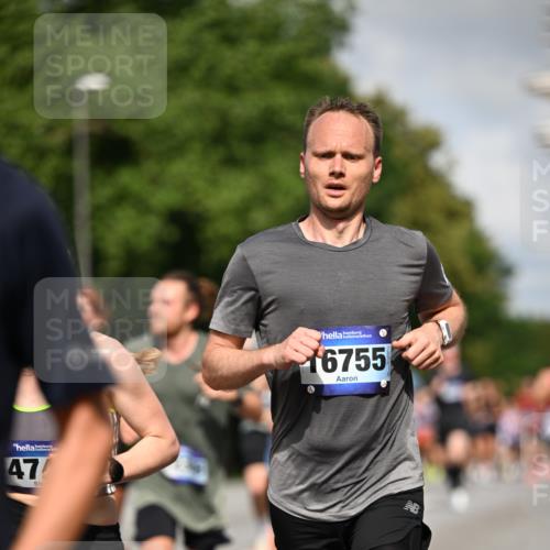 29.06.2025 - hella hamburg halbmarathon Dr. Thomas Lammeyer http://msf.ph/oto/8210438 29.06.2025 09:48:55 Kennedybrücke 57, 1686, 1707, 1990, 2689, 4129, 4679, 4698, 4749, 5187, 5550, 5826, 6358, 6878, 7186, 7481, 7723, 7880, 7965, 8190, 9634, 10017, 10484, 10876, 11120 meine-sportfotos.de