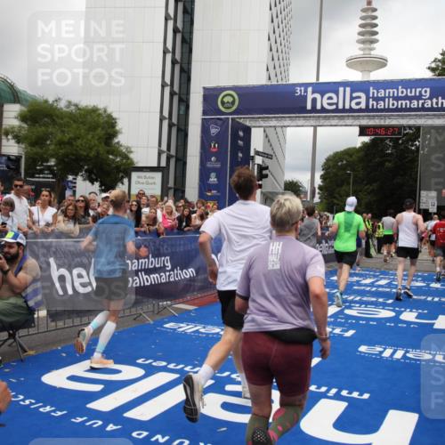 29.06.2025 - hella hamburg halbmarathon Michael Strokosch http://msf.ph/oto/8210442 29.06.2025 10:46:26 Ziel 1600, 2222, 2842, 6421, 6691, 7335, 8142, 11185, 11773, 12171, 12651, 13698, 14045, 14200, 14228, 14262, 14482, 15157, 16127, 18118, 18211, 18637, 19209 meine-sportfotos.de