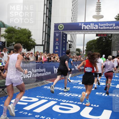 29.06.2025 - hella hamburg halbmarathon Michael Strokosch http://msf.ph/oto/8210498 29.06.2025 10:46:27 Ziel 1600, 2222, 2842, 4237, 6421, 6691, 6978, 7335, 8142, 8981, 11185, 11773, 12171, 12651, 12891, 13698, 14045, 14200, 14228, 14262, 14482, 15157, 16127, 18118, 18211, 18637, 19209 meine-sportfotos.de