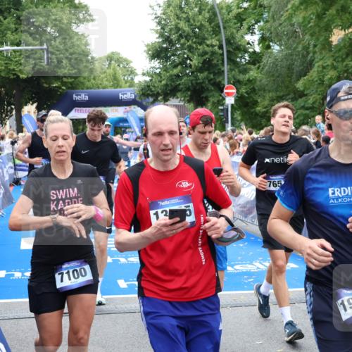 29.06.2025 - hella hamburg halbmarathon Zöllner http://msf.ph/oto/8210563 29.06.2025 10:50:09 Ziel 1216, 1321, 1507, 2020, 3296, 3562, 7176, 7657, 8313, 9031, 9303, 9965, 12203, 13225, 13282, 13758, 14257, 16403, 18228, 18657, 18658, 18884 meine-sportfotos.de
