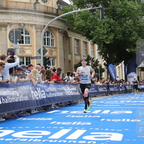 29.06.2025 - hella hamburg halbmarathon Strokosch-Dieckow http://msf.ph/oto/8210580 29.06.2025 10:22:10 Ziel 10650, 18693 meine-sportfotos.de