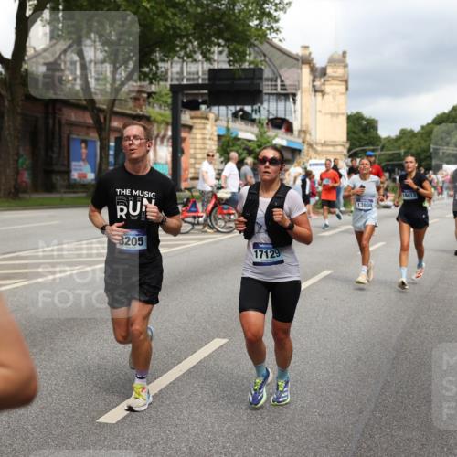 29.06.2025 - hella hamburg halbmarathon Yannick Fuchs http://msf.ph/oto/8210773 29.06.2025 10:45:12 20KM 1335, 1366, 2411, 2540, 2880, 4077, 4816, 5018, 5336, 5600, 5820, 7134, 7369, 7943, 8205, 8261, 8508, 8930, 8989, 10057, 10215, 10508, 10603, 10667, 10691, 11124, 11214, 11422, 11512, 11625, 11733, 12016, 12778, 12949, 13073, 13808, 14125, 14458, 15480, 15720, 15871, 16285, 16291, 16907, 17129, 17823, 18006, 18182, 18413, 19007, 19053 meine-sportfotos.de