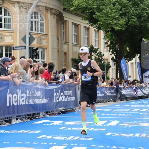 29.06.2025 - hella hamburg halbmarathon Strokosch-Dieckow http://msf.ph/oto/8210792 29.06.2025 10:22:15 Ziel 4571, 9475, 10650 meine-sportfotos.de