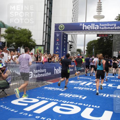 29.06.2025 - hella hamburg halbmarathon Michael Strokosch http://msf.ph/oto/8210796 29.06.2025 10:46:32 Ziel 2222, 2842, 4237, 4497, 6421, 6978, 7335, 8482, 8981, 9232, 9386, 9529, 9786, 11185, 11773, 12891, 14045, 14228, 14482, 15157, 16127, 17281, 17461, 18637, 19209 meine-sportfotos.de