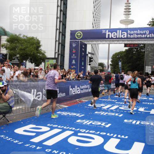 29.06.2025 - hella hamburg halbmarathon Michael Strokosch http://msf.ph/oto/8210835 29.06.2025 10:46:33 Ziel 2222, 2842, 4237, 4497, 5459, 6421, 6978, 7335, 8482, 8981, 9232, 9386, 9529, 9786, 11185, 11773, 12891, 14045, 14228, 14482, 15157, 17281, 17461, 18637, 18882, 19209 meine-sportfotos.de