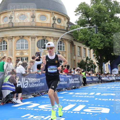 29.06.2025 - hella hamburg halbmarathon Strokosch-Dieckow http://msf.ph/oto/8210850 29.06.2025 10:22:16 Ziel 4571, 9475, 10650 meine-sportfotos.de