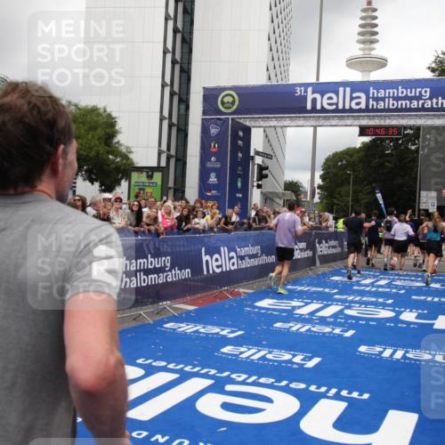 29.06.2025 - hella hamburg halbmarathon Michael Strokosch http://msf.ph/oto/8210920 29.06.2025 10:46:34 Ziel 2222, 2842, 4237, 4497, 5459, 6421, 6978, 8482, 8981, 9232, 9386, 9529, 9786, 12891, 14045, 14228, 14482, 15157, 15206, 17281, 17461, 18882, 19209 meine-sportfotos.de