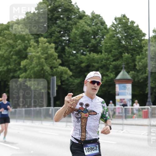 29.06.2025 - hella hamburg halbmarathon Jannik Wohlers http://msf.ph/oto/8210928 29.06.2025 10:26:29 Lombardsbrücke 1793, 1973, 2045, 4507, 4509, 5494, 6625, 7069, 8056, 9186, 10465, 11740, 12071, 13462, 15027, 15878, 16479, 16788, 17300, 18074, 18516, 18962, 18978 meine-sportfotos.de