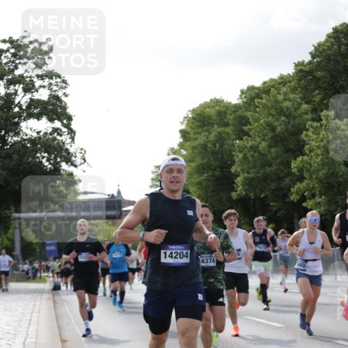 29.06.2025 - hella hamburg halbmarathon Jannik Wohlers http://msf.ph/oto/8210963 29.06.2025 09:49:21 Lombardsbrücke 1343, 1445, 1975, 2324, 2573, 2949, 3136, 3282, 3431, 4303, 4318, 4425, 4528, 6095, 7229, 7796, 8370, 8465, 9264, 9265, 9296, 9686, 9914, 10680, 10930, 11765, 12839, 13141, 13800, 14077, 14204, 14374, 14629, 14688, 14789, 15013, 15094, 15095, 15255, 16347, 16399, 16523, 16819, 17182, 17192, 17214, 17215, 17360, 17646, 18285, 18412, 18547, 18761, 18979, 19090 meine-sportfotos.de